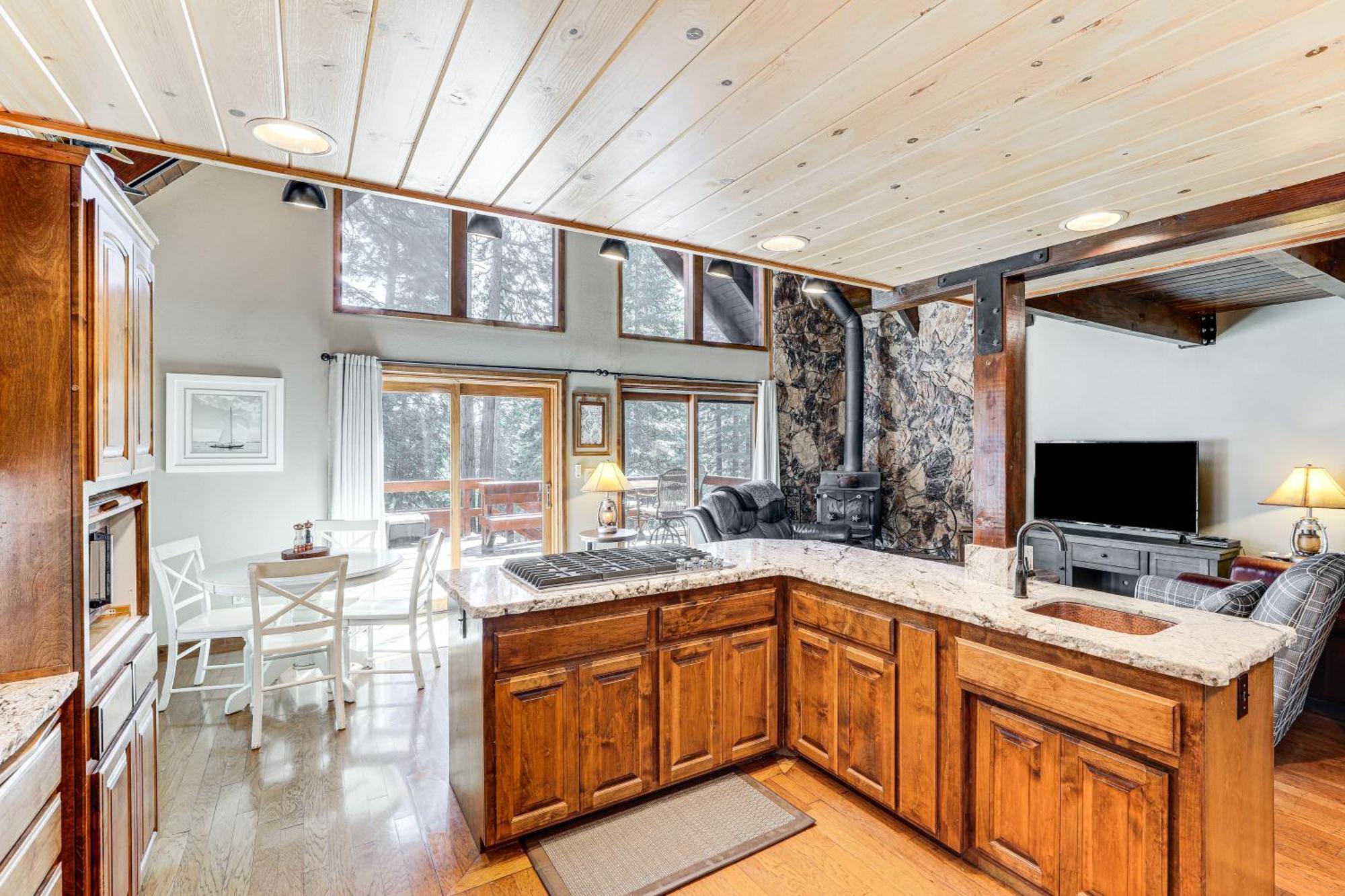 Spacious Retreat With Backyard 1 Mi To Lake Almanor Exterior photo